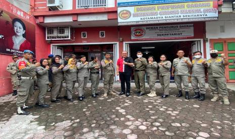 Wakil Ketua Komisi II DPR, Junimart Girsang, mendesak Pemerintah pusat melalui Kementrian Pendayagunaan Aparatur Negara dan Reformasi Birokrasi (Kemenpan RB) dan Kementerian Dalam Negeri (Kemendagri) segera menetapkan status kepegawaian bagi lebih dari 3500 tenaga honorer Satuan Polisi Pamong Praja (Satpol PP) di Provinsi Sumatera Utara.