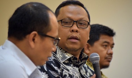 Wakil Ketua Komisi II DPR RI Lukman Edy (tengah).