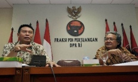  Wakil Ketua Komisi II DPR-RI, TB Hasanuddin (kiri), bersama anggota F-PDIP Heri Akhmadi (kanan) memaparkan pembahasan draf RUU Intelijen saat audiensi dengan Koalisi Advokasi, di Jakarta.