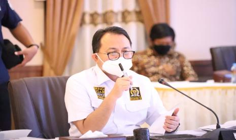 Wakil Ketua Komisi III DPR Pangeran Khairul Saleh mengatakan, BNPT mestinya tidak lagi terkesan memberikan polemik baru terhadap umat Islam khususnya dengan isu radikalisme itu.