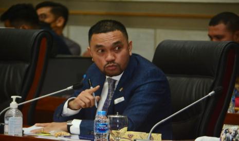 Wakil Ketua Komisi III DPR RI Ahmad Sahroni menegaskan bahwa DPR RI tidak diam terkait kasus penembakan Brigadir J yang menjerat mantan Kadiv Propam Polri Irjen Ferdi Sambo. Sahroni juga mendorong Polri untuk perlihatkan Ferdy Sambo ke publik.