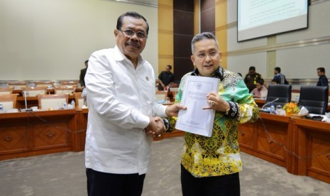 Wakil Ketua Komisi III DPR RI Trimedya Panjaitan (kanan) bersama Jaksa Agung Muhammad Prasetyo (kanan).