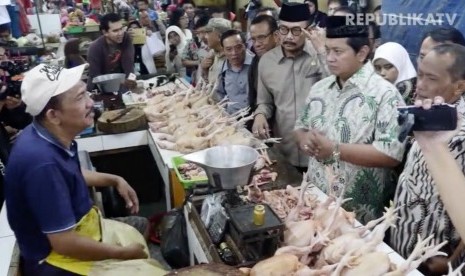 Wakil Ketua Komisi IV Dewan Perwakilan Rakyat (DPR) Viva Yoga Mauladi bersama Kementerian Pertanian melakukan kunjungan ke pasar tradisional Wonokromo, Surabaya.