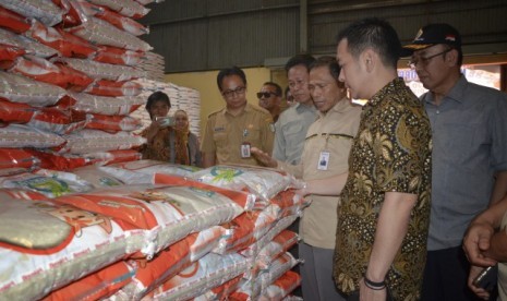 Wakil Ketua Komisi IV DPR RI Daniel Johan mengapresiasi kinerja Bulog Divisi Regional Kalimantan Barat yang telah berusaha mengamankan stok dan melakukan stabilisasi harga pangan di Kalimantan Barat. 