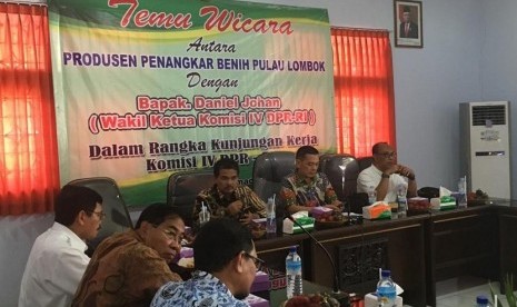 Wakil Ketua Komisi IV DPR RI, Daniel Johan saat Temu Wicara dengan Produsen Penangkar di Pulau Lombok, NTB, Jumat (17/1).