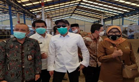 Wakil Ketua Komisi IV DPR RI, Hasan Aminuddin dan Direktur Jenderal Tanaman Pangan, Kementerian Pertanian (Kementan), Suwandi melakukan kunjungan kerja sekaligus pertemuan dengan petani porang di Kabupaten Madiun, Jumat (20/11). 