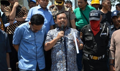 Wakil Ketua Komisi IV DPR RI Herman Khaeron memimpin sidak Komisi IV DPR ke proyek reklamasi kawasan Pantai Losari.