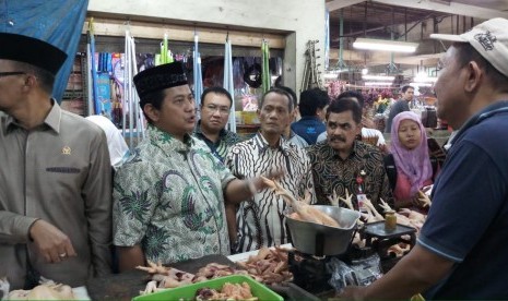 Wakil Ketua Komisi IV DPR Viva Yoga Mauladi (kedua dari kiri) bersama Kepala Badan Ketahanan Pangan Kementerian Pertanian Agung Hendriadi (keempat dari kiri) saat melakukan sidak mengecek stok dan harga pangan di Pasar Wonokromo, Surabaya, Jawa Timur, Kamis (31/5).