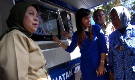 Wakil Ketua Komisi IX DPR RI,Psikiater Nova Riyanti Yusuf, Direktur Bina Kesehatan Jiwa Kemenkes Edward Riyadi, Kepala Dinas Kesehatan Provinsi DKI Jakarta Dr. Dien Ermawati M.Kes, pada peluncuran Mobile Mental Health Service. 