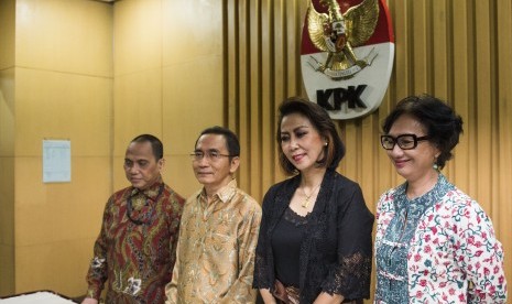 Wakil Ketua Komisi Pemberantasan Korupsi (KPK) Adnan Pandu Praja (kedua kiri) bersama pelaksana tugas (Plt) pimpinan KPK Indriyanto Seno Adji (kiri), anggota Pansel Pimpinan KPK Natalia Subagyo (kanan) dan Yenti Garnasih (kedua kanan) memberi keterangan pe