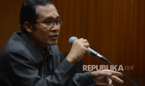 Wakil Ketua Komisi Pemberantasan Korupsi (KPK) Alexander Marwata memberikan keterangan kepada awak media terkait penetapan tersangka baru kasus dugaan korupsi E-KTP di Gedung Merah Putih KPK, Jakarta, Kamis (23/3)