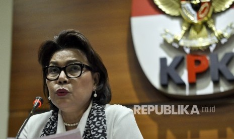  Wakil Ketua Komisi Pemberantasan Korupsi (KPK) Basaria Panjaitan memberikan keterangan saat konferensi pers terkait kasus suap dan gratifikasi Bupati Kutai Kertanegara (Kukar), Kalimantan Timur Rita Widyasari di Gedung KPK, Jakarta, Kamis (28/9). 