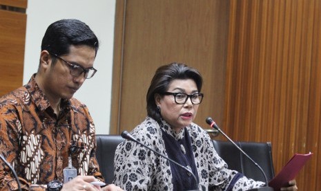 Wakil Ketua Komisi Pemberantasan Korupsi (KPK) Basaria Panjaitan (kanan) didampingi Juru bicara KPK Febri Diansyah, memberikan keterangan kepada wartawan tentang penetapan tersangka baru kasus korupsi di Gedung KPK, Jakarta, Selasa (10/7).