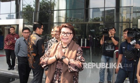 Wakil Ketua Komisi Pemberantasan Korupsi (KPK) Basaria Panjaitan (tengah) berjabat tangan dengan wartawan saat halalbihalal di halaman Gedung KPK, Jakarta, Senin (10/6/2019).