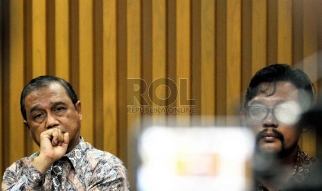   Wakil Ketua Komisi Pemberantasan Korupsi (KPK) Busyro Muqoddas (kiri) bersama Direktur Gratifikasi KPK Giri Supradiono saat memberikan keterangan pers terkait gratifikasi penghulu di Gedung KPK, Jakarta, Rabu (18/12).   (Republika/ Wihdan)