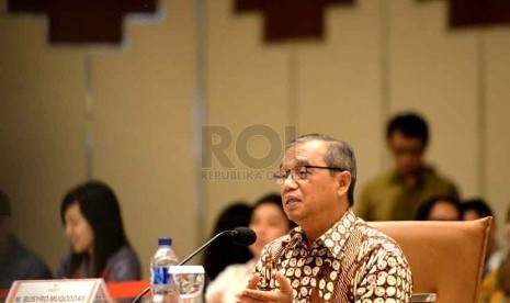 Wakil Ketua Komisi Pemberantasan Korupsi (KPK), Busyro Muqoddas menjawab pertanyaan saat seleksi calon pimpinan KPK di Gedung Kementerian Hukum dan Hak Asasi Manusia, Jakarta, Kamis (9/10).(Republika/ Wihdan)