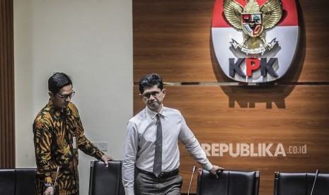 Wakil Ketua Komisi Pemberantasan Korupsi (KPK) Laode M Syarif (kanan) didampingi Juru Bicara KPK Febri Diansyah (kiri) bersiap memberikan keterangan kepada media terkait penetapan dan pengembangan tersangka dan kasus terbaru di gedung KPK, Jakarta, Jumat (18/5). 