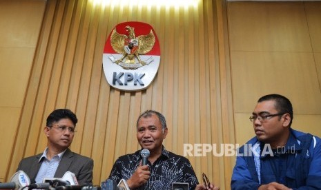 Wakil Ketua Komisi Pemberantasan Korupsi (KPK) Laode Muhammad Syarif (kiri) bersama Ketua KPK Agus Rahardjo (tengah) memberikan keterangan kepada media saat menggelar konferensi pers di Gedung KPK, Senin (1/2).   (Republika/Raisan Al Farisi)