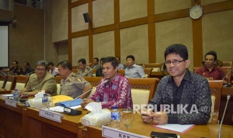 Wakil Ketua Komisi Pemberantasan Korupsi (KPK), Laode Muhammad Syarif (kanan), Kepala Pusat Pelaporan dan Analisis Transaksi Keuangan (PPATK) M Yusuf (kedua kanan), bersama jajaran perwakilan POLRI dan Kejaksaan Agung saat rapat dengar pendapat dengan Komi