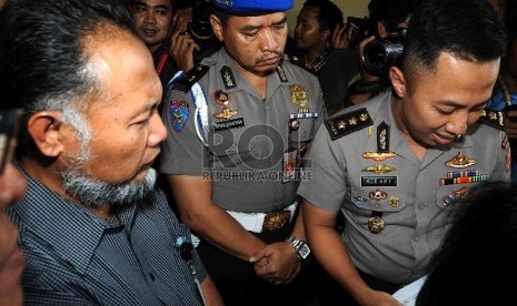  Wakil Ketua KPK nonaktif, Bambang Widjojanto beserta tim kuasa hukum mendatangi Bareskrim Mabes Polri, Jakarta, Selasa (24/2).   (Republika/Agung Supriyanto)