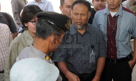  Wakil KPK nonaktif, Bambang Widjojanto beserta tim kuasa hukum mendatangi Bareskrim Mabes Polri, Jakarta, Selasa (24/2).  (Republika/Agung Supriyanto)