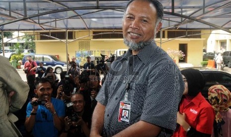  Wakil Ketua KPK nonaktif, Bambang Widjojanto beserta tim kuasa hukum mendatangi Bareskrim Mabes Polri, Jakarta, Selasa (24/2).  (Republika/Agung Supriyanto)