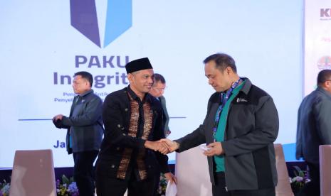 Wakil Ketua Komisi Pemberantasan Korupsi (KPK) Nurul Gufron bersama Founder ESQ Ary Ginanjar pada kegiatan program pelatihan Paku Integritas bagi para Eselon 1 Badan Koordinasi Penanaman Modal (BKPM) dan Kementerian Perindustrian di Jakarta.