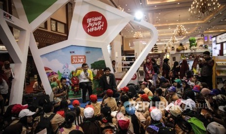 Wakil Ketua Komisi Pemberantasan Korupsi (KPK) Saut Situmorang memberikan dongeng kepada siswa Sekolah Dasar (SD) yang sedang mengunjungi Indonesia International Book Fair (IIBF) 2016 di Jakarta Convention Center, Sabtu (1/10).