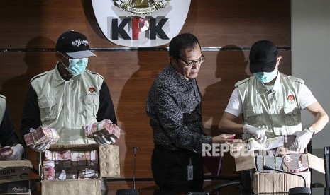 Wakil Ketua Komisi Pemberantasan Korupsi (KPK) Saut Situmorang (tengah) menunjukkan barang bukti Operasi Tangkap Tangan (OTT) KPK di Blitar dan Tulungagung di gedung KPK, Jakarta, Jumat (8/6).