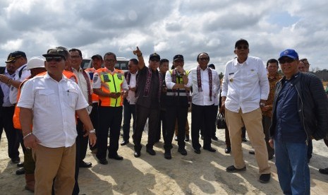 Wakil Ketua Komisi V DPR RI Lasarus saat memimpin Tim Kunker Komisi V DPR RI meninjau langsung pengoperasian Bandara Tebelian.