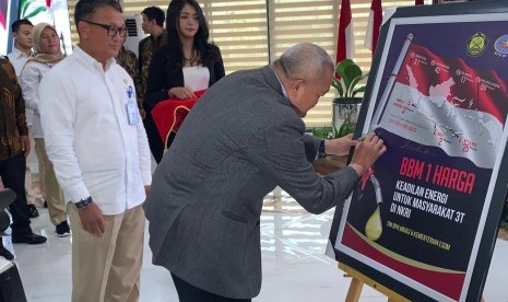 Wakil Ketua Komisi VII DPR RI H Alex Noerdin bersama Menteri ESDM Arifin Tasrif menghadiri acara peluncuran buku BBM satu harga, Senin (30/12), di gedung Badan Penyalur Hilir (BPH) Minyak dan Gas Bumi (Migas), Jalan Kapten Tendean, Jakarta Selatan.