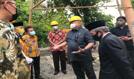 Wakil Ketua Komisi VII DPR RI, H Alex Noerdin meninjau langsung proses pembangunan sumur bor di wilayah desa Meranjat Ilir, Kecamatan Indralaya Selatan, Kabupaten Ogan Ilir, Jumat (11/9) tepatnya di area Yayasan Perguruan Islam Darul Ulum Addiniyah (PIDUA).