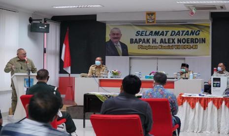 Wakil ketua komisi VII DPR RI, H Alex Noerdin kembali melakukan kunjungan kerja ke daerah di Provinsi Sumatera Selatan. Kali ini, mantan Gubernur Sumsel dua periode ini berkunjung ke Kabupaten Lahat guna meninjau sejumlah program bantuan dari Komisi VII DPR RI sekaligus menyerahkan bantuan ventilator untuk Rumah sakit umum daerah (RSUD) Lahat.  Kunjungan Alex Noerdin yang berlangsung, Senin (21/9) disambut langsung oleh Bupati Lahat Cik Ujang beserta wakil Bupati, Ketua DPRD Lahat, Jajaran Forkompinda, Direktur RSUD  Lahat dr. Hj. Erlinda, Mkes beserta tokoh masyarakat kabupaten Lahat.