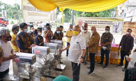 Wakil Ketua Komisi VII DPR RI, H Alex Noerdin kembali menyalurkan program bantuan dari Kementerian Riset dan Teknologi/Badan Riset dan Inovasi Nasional (Kemenristek/BRIN) selaku mitra komisi VII DPR RI. Mantan gubernur Sumsel dua periode ini, menyerahkan langsung berupa empat unit mesin pembuat bakso kepada paguyuban bakso yang ada di Sumatera Selatan (Sumsel). 