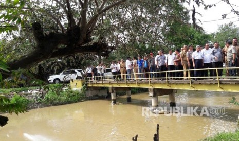 Sejumlah pejabat dan pihak terkait melihat secara langsung semburan air yang bercampur gas di pemukiman warga di Desa Sukaperna, Kecamatan Tukdana, Kabupaten Indramayu, Senin (8/1).