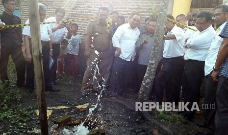 Sejumlah pejabat dan pihak terkait melihat secara langsung semburan air yang bercampur gas di pemukiman warga di Desa Sukaperna, Kecamatan Tukdana, Kabupaten Indramayu, Senin (8/1).