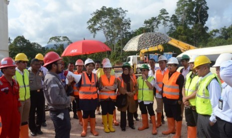 Wakil Ketua Komisi VII DPR RI Herman Khaeron dan tim kunjungan kerja meninjau PLTP Tulehu.