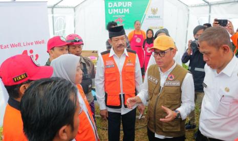 Wakil Ketua Komisi VIII Dewan Perwakilan Rakyat (DPR) Republik Indonesia (RI) Tubagus Ace Hasan Syadzily bersama Badan Amil Zakat Nasional (Baznas) RI mengunjungi korban bencana gempa di Cianjur, Jawa Barat, (25/11/2022). 