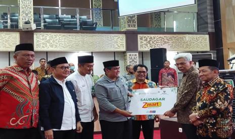 Wakil Ketua Komisi VIII Dewan Perwakilan Rakyat (DPR) RI Tubagus Ace Hasan Syadzily bersama Badan Amil Zakat Nasional (Baznas) menyalurkan bantuan program Zmart dan renovasi Rumah Tidak Layak Huni (Rutilahu) di Palembang, Sumatera Selatan, Jumat (16/12/2022). 