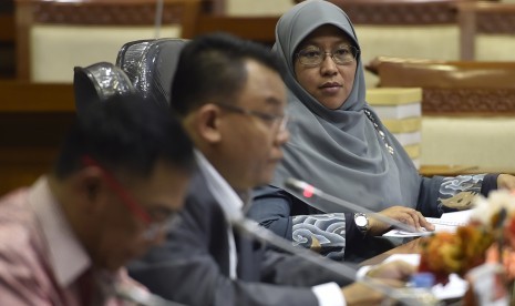 Wakil Ketua Komisi VIII DPR Ledia Hanifa Amalia (kanan) mengikuti rapat Komisi VIII DPR dengan Menteri Agama di Komplek Parlemen Senayan, Jakarta, Kamis (21/4). 