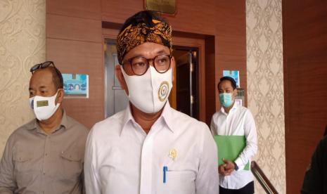 Wakil Ketua Komisi VIII DPR RI, Ace Hasan Syadzily. Ace Hasan Syadzily memastikan bahwa pengelolaan dana haji aman dan tidak digunakan untuk pembangunan infrastruktur. Dia menjelaskan, dana haji itu sepenuhnya dikelola oleh Badan Pengelola Keuangan Haji (BPKH) dan diawasi oleh Komisi VIII DPR RI.