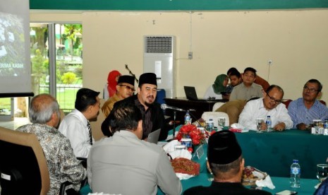 Wakil Ketua Komisi VIII DPR RI, Deding Ishak saat mengikuti pertemuan dengan Civitas Akademika IAIN Imam Bonjol Padang dan jajaran Kanwil Sumbar, di Kampus IAIN Imam Bonjol, Lubuklintah, Padang, Senin (31/10).