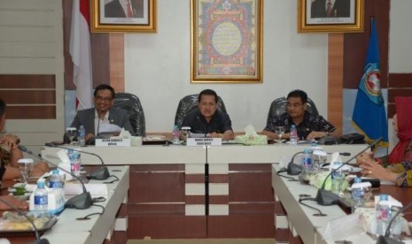 Wakil Ketua Komisi X DPR Abdul Fikri Fakih menggelar dengan Wakil Bupati Kubu Raya beserta jajaran di Kantor Bupati Kubu Raya, Kalbar, Selasa (2/5).