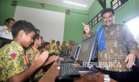 Wakil Ketua Komisi X DPR Sutan Adil Hendra (kanan) memberikan pengarahan kepada murid kelas IX saat berkunjung ke SMP Negeri 3, Surabaya, Jawa Timur, Kamis (5/4). 