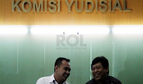  Wakil Ketua Komisi Yudisial Imam Anshori Saleh (kanan), bersama Jubir Komisi Yudiasial Asep Rahmat (kiri) saat menerima sejumlah tokoh dari Gerakan Masyarakat Peduli Anak dari Kejahatan Narkoba di kantor Komisi Yudisial, Jakarta, Kamis (11/10).  (Yasin Ha