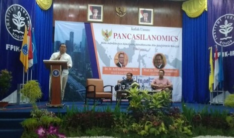 Wakil Ketua Komite Ekonomi dan Industri Nasional (KEIN) Republik Indonesia (RI), Dr Ir Arif Budimanta memberikan Kuliah Umum PANCASILANOMICS: Jalan Membangun Kemajuan, Kemakmuran dan Kesejahteraan Bangsa di Kampus IPB Dramaga, Bogor, Jawa Barat, Sabtu (19/10).