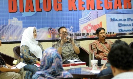 (dari kiri) Anggota DPD RI Fahira Idris, Dosen FIB UI, Bondan Kanumoyoso serta Dosen Sosiologi UIN Syarif Hidayatullah, Musni Umar, dalam dialog Fenomena Prostitusi Gaya Baru di Kompleks Parlemen Senayan, Jakarta, Rabu (27/5).(Republika/Agung Supriyanto)