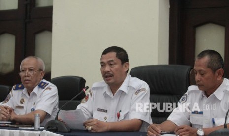 Wakil Ketua Komite Nasional Keselamatan Transportasi (KNKT) Haryo Satmiko (tengah) bersama Senior Investigator KNKT Ony Soerjo Wibowo (kanan) dan Kepala Sekretariat KNKT Bambang Sudaryono (kiri) memberikan keterangan pers.