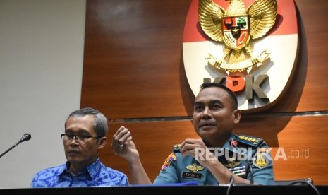 Wakil Ketua KPK Alexander Marwata (kiri) didampingi Direktur Pembinaan dan Penegakkan Hukum Puspom AL Kolonel Laut (PM) Totok Safaryanto (kanan) memberikan keterangan pers terkait penetapan tersangka baru dalam pengembangan kasus suap Bakamla di gedung KPK, Jakarta, Rabu (31/7/2019).