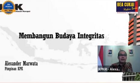 Wakil Ketua KPK, Alexander Marwata memberikan apresiasi sekaligus pesan kepada pegawai Bea Cukai terkait kinerja dan perannya dalam menjaga negara dan masyarakat. Hal tersebut disampaikan saat Alexsander menjadi narasumber pada peringatan Hari Anti Korupsi Sedunia 2020 (HAKORDIA) yang dilakukan secara daring pada Jumat (11/12).